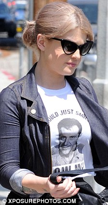 Келли Осборн в футболке, посвященной Мелу Гибсону