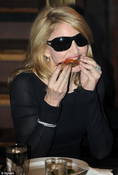 Мадонна променяла здоровую пищу на пиццу?