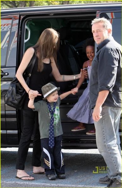 Анджелина Джоли с Шайло и Захарой за покупками в супермаркет