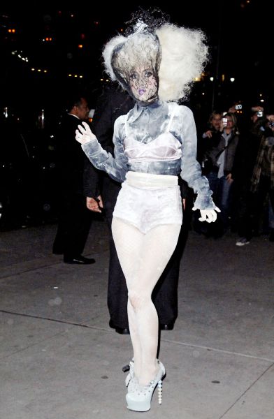 Lady GaGa превращает нижнее белье в верхнее