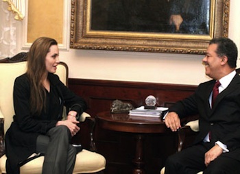 Анджелина Джоли посещает беженцев Гаити и встречается с президентом Доминиканской республики